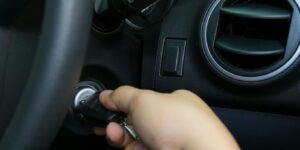 przekręcanie kluczyka samochodowego
